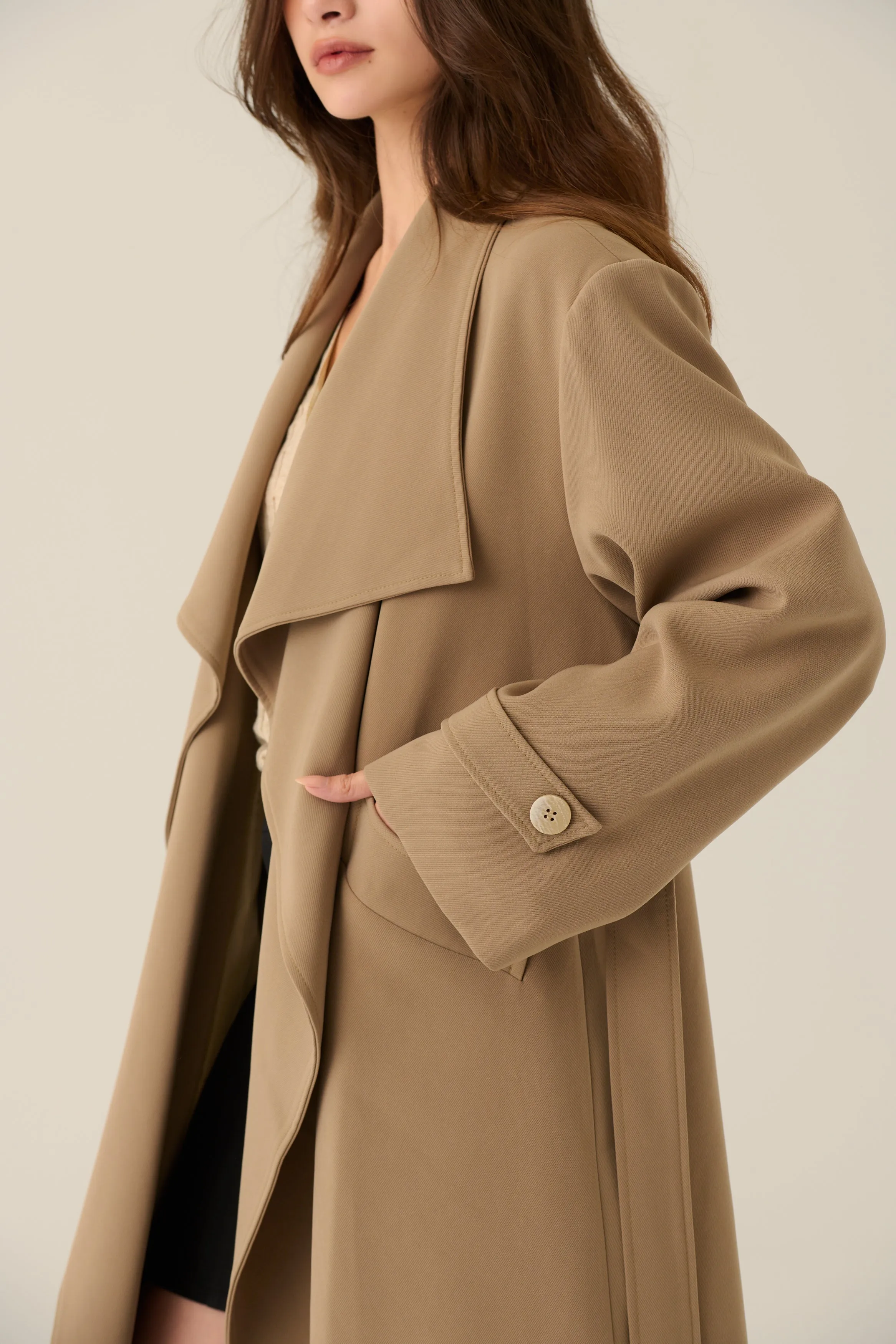 The casual trench coat in khaki